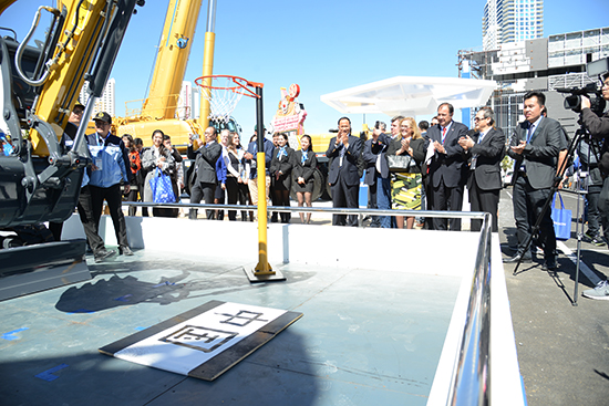 徐工XE35U液壓挖掘機現場揮毫潑墨、投籃表演，成為展場上的“閃亮明星”